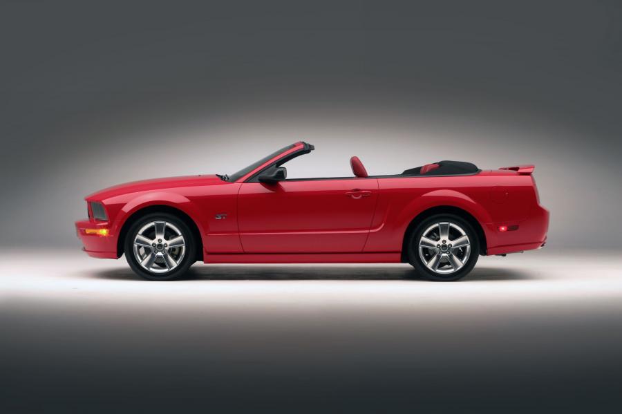  Ford Mustang GT Convertible 2005 года  (фото 22 из 44)